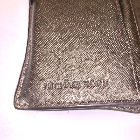 WELL LOVED MICHAEL KORS WALLET 🌟🌟❤️ - Picture 4 of 5